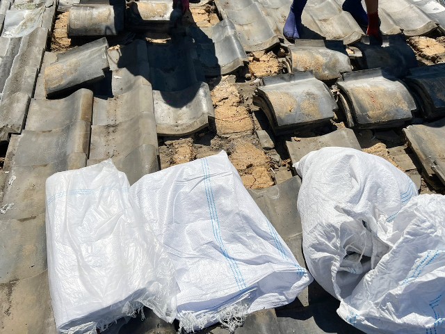 既存瓦を解体、撤去